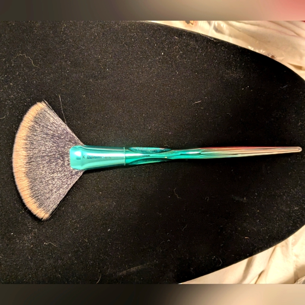 Kestrel Professional highlight fan brush, in green with an ergonomic handle.
